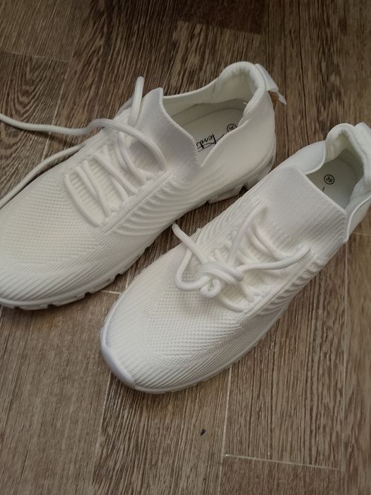 Продам новые кроссовки сеточные.