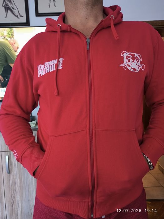 Суичър, памучен,удобен и готин,но червен.