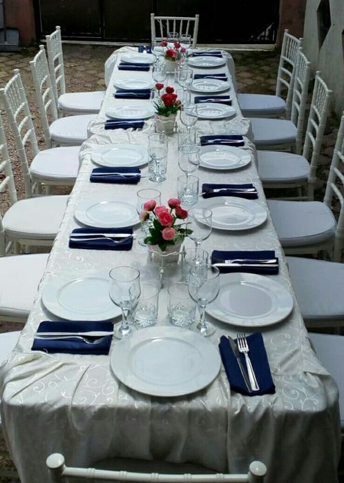 De închiriat scaune mese cort veselă completă evenimente private