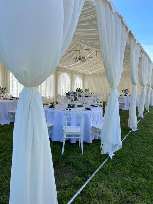 Scaune Chiavari, mese rotunde, mese cocktail, vesela completa