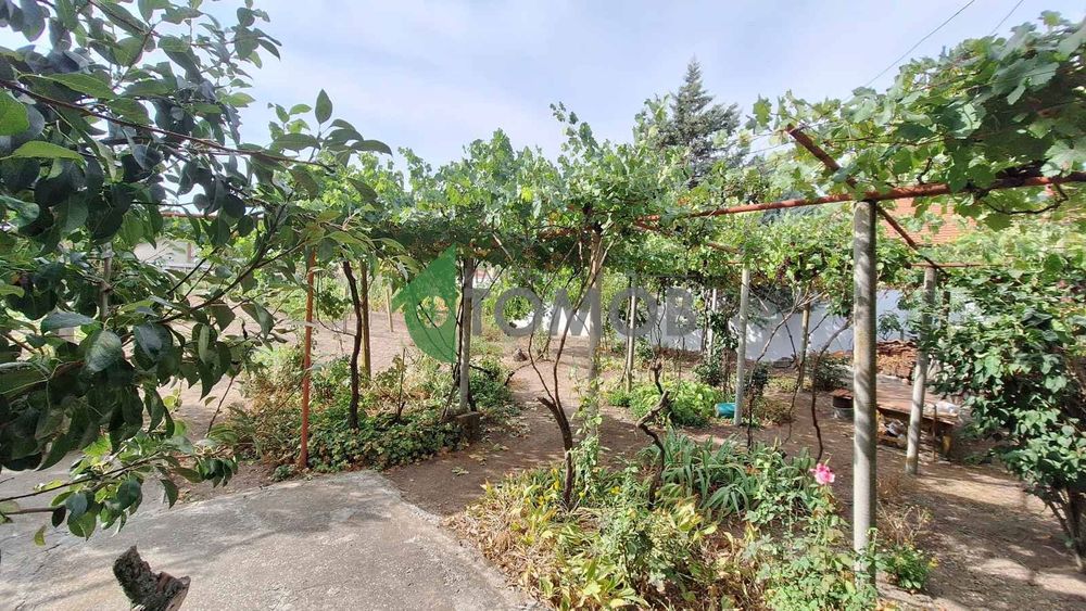 Здрава триетажна къща в село Загоре