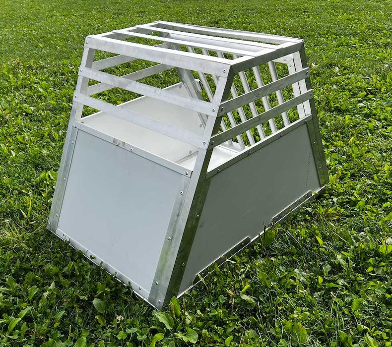 Cușcă aluminiu transport câini de talie medie – fǎcutǎ pt RAV4 PHEV