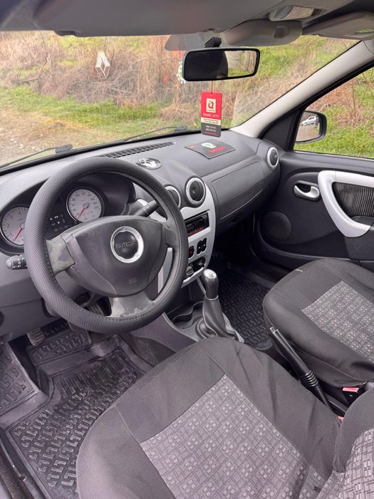 Кола     Дачия логан ....