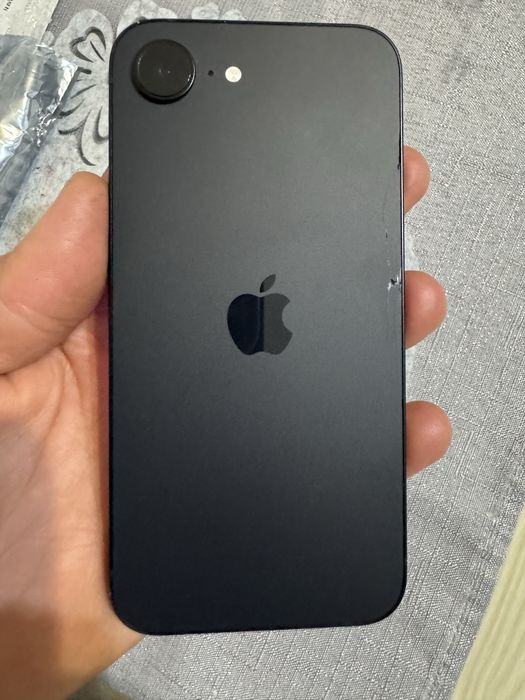 Iphone 16E de 128gb cu mdm , spate fisurat