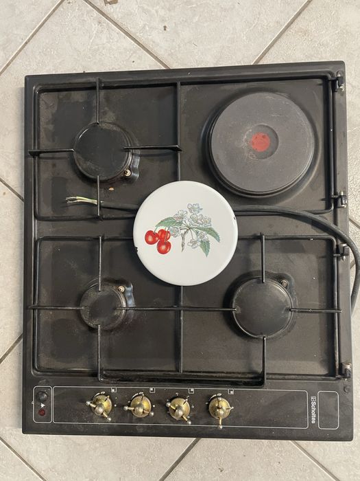 Plită cu 3 ochiuri pe gaz si unul electric