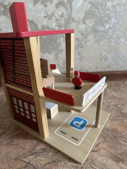 Продам деревянный  игрушечный пожарный домик
