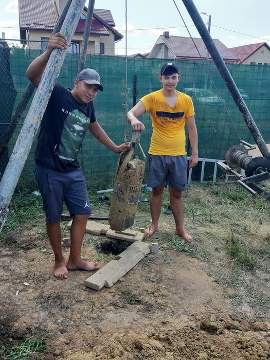 Executam foraje puturi Apa