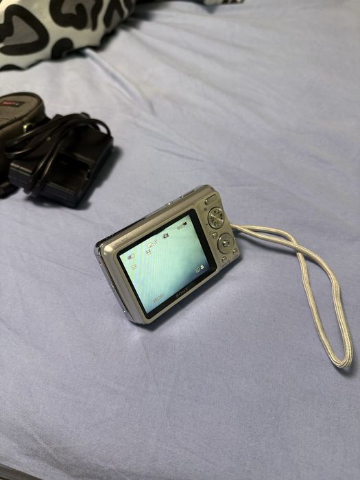 Sony Cyber shot 12.1 DSC-W210 steadyshot camera digitala