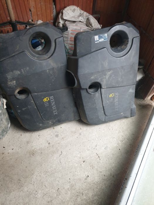 Vind 2 buc capac motor Renault 1,5 diesel