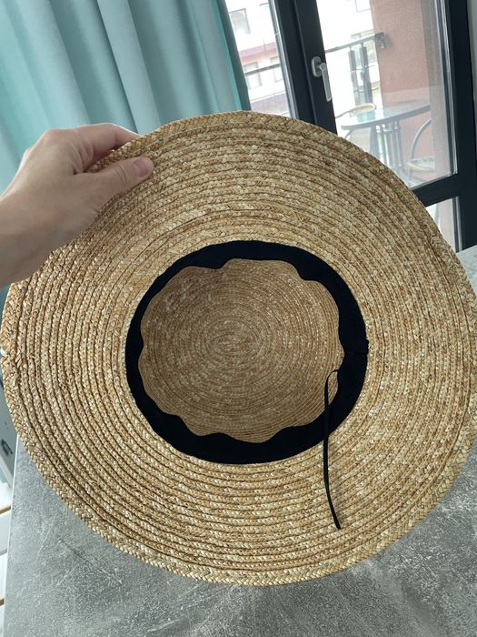 Сламена плажна шапка с декорация от перли