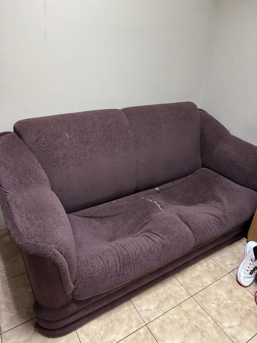 Старый диван и кресло