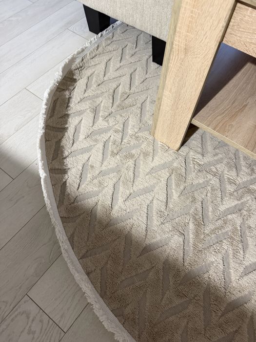 НОВ овален килим