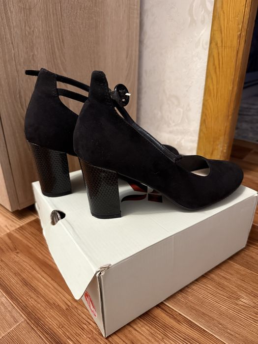 Продам замшевые туфли