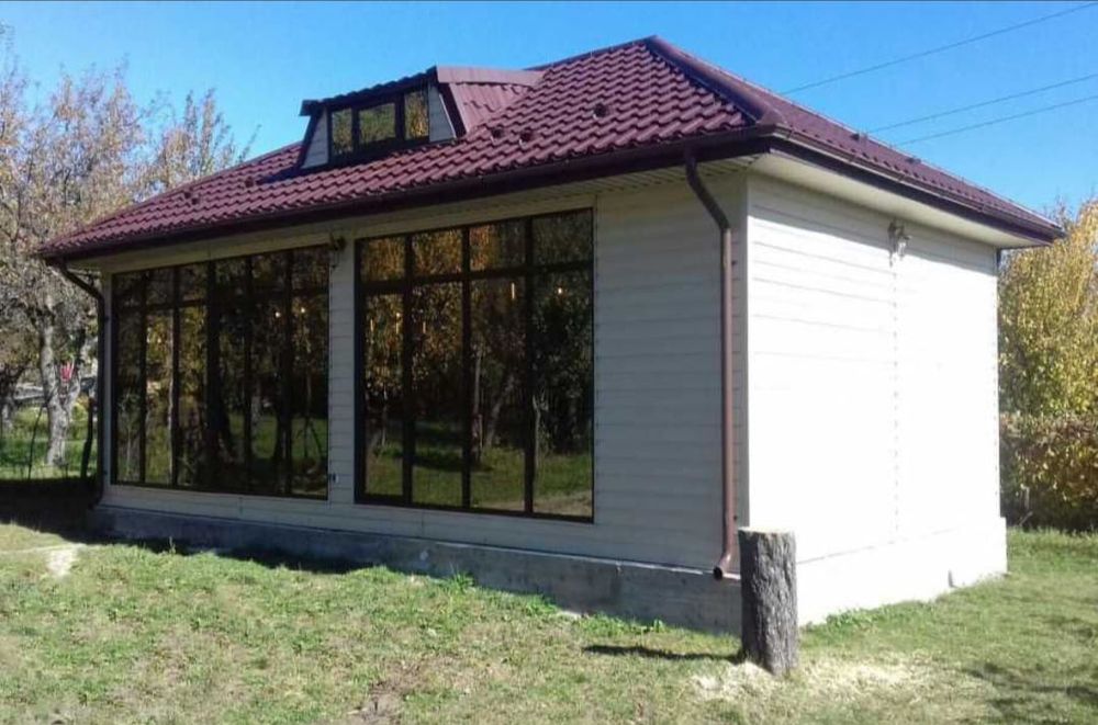Vând casă din structură metalică și panouri sandwich