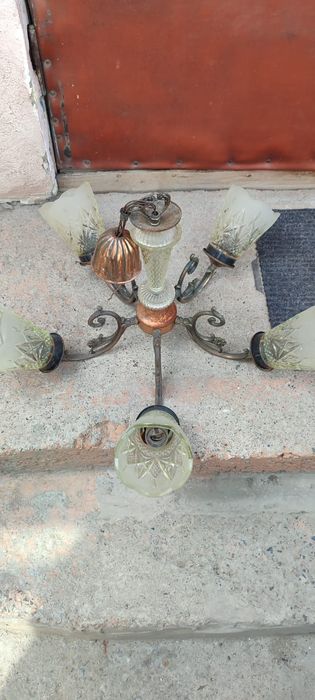 Продам люстру в хорошем состоянии