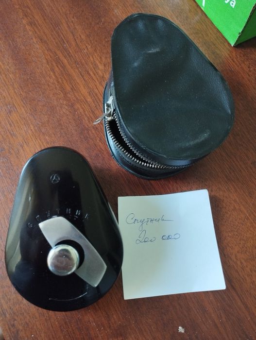 Продаются фотоаппараты советские и механическая бритва