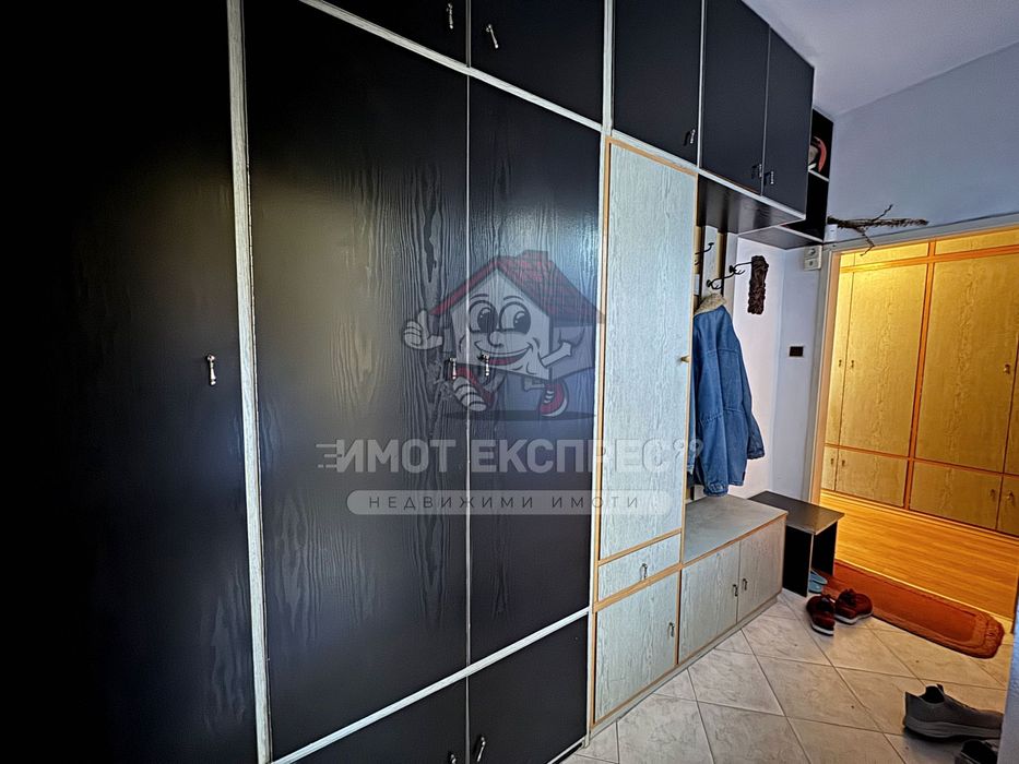 Многостаен апартамент, с изба, до планината, кв.Изток