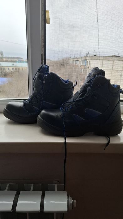Продам зимние рабочие ботинки