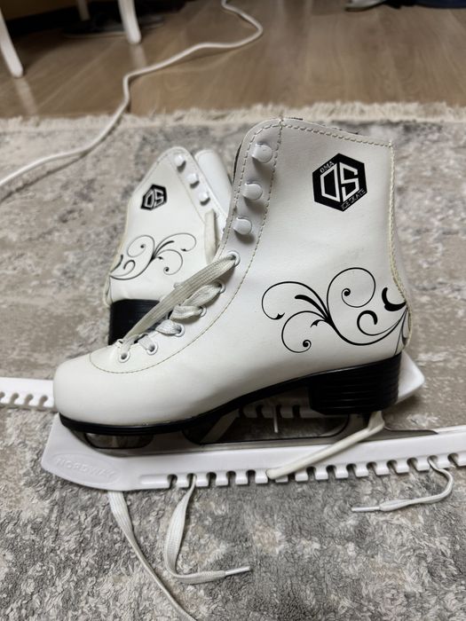 Коньки белого цвета