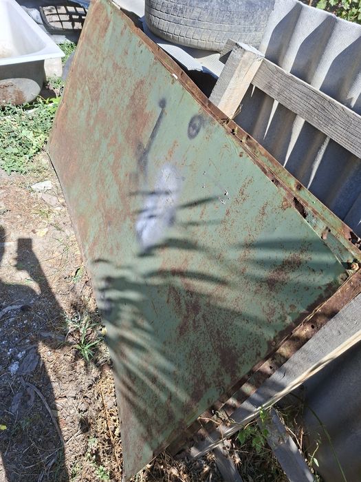 Листы железа с уголками.