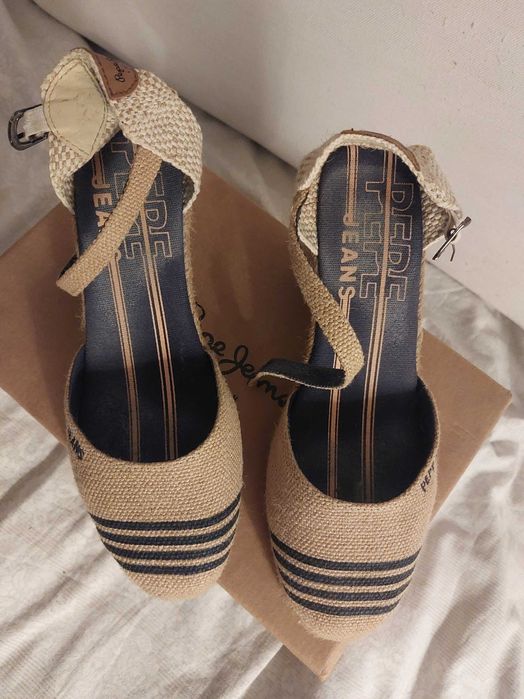 Затворени летни сандали Pepe Jeans