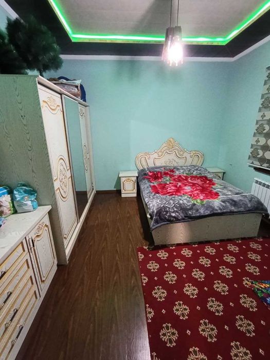 Срочна ховли сотилади.