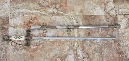 Sabie cu insemne masonice.