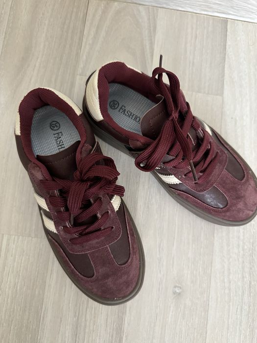 Продам кроссовки новые