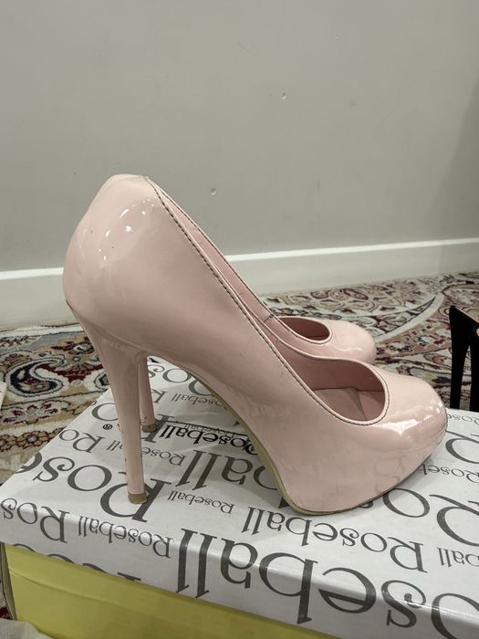 Продается босоножка