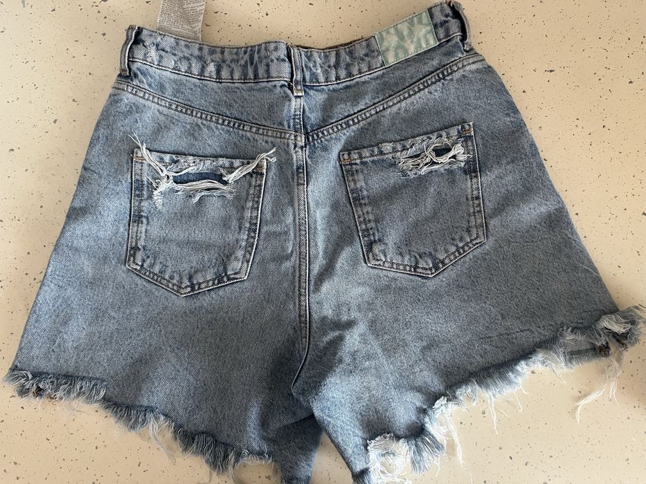 Pantaloni scurti Zara marimea M-L