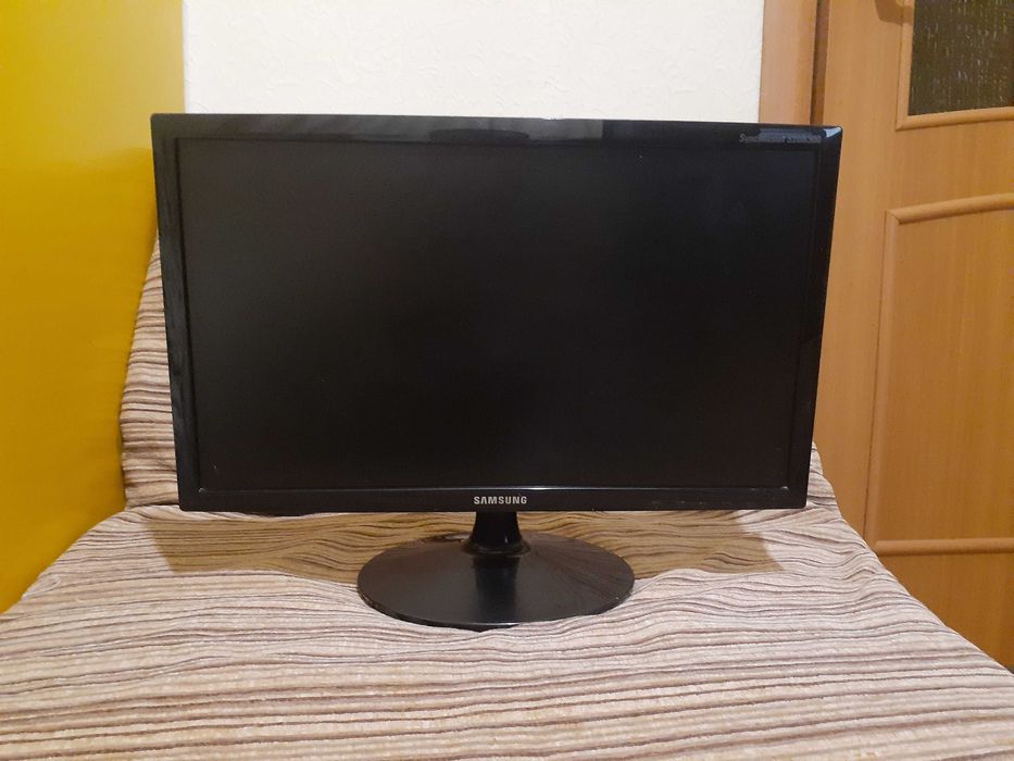 Монитор Samsung широкоформатный