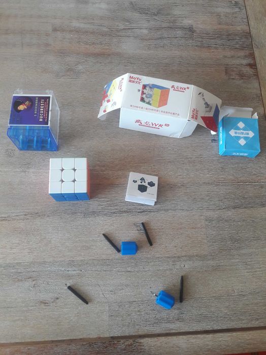 Vand cuburi rubice aprope noi.