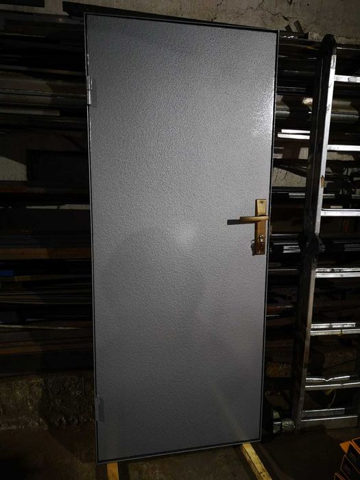 Usa metalica spatiu tehnic