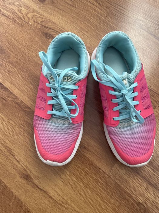 Много обувки . Всички са 37 номер