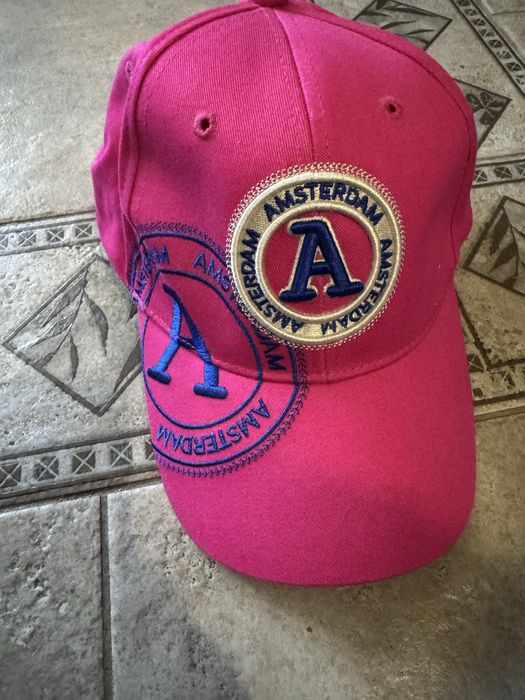 Шапка  с козирка 2 броя..     .