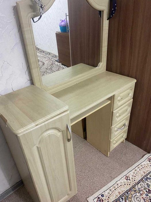 продам туалетный столик