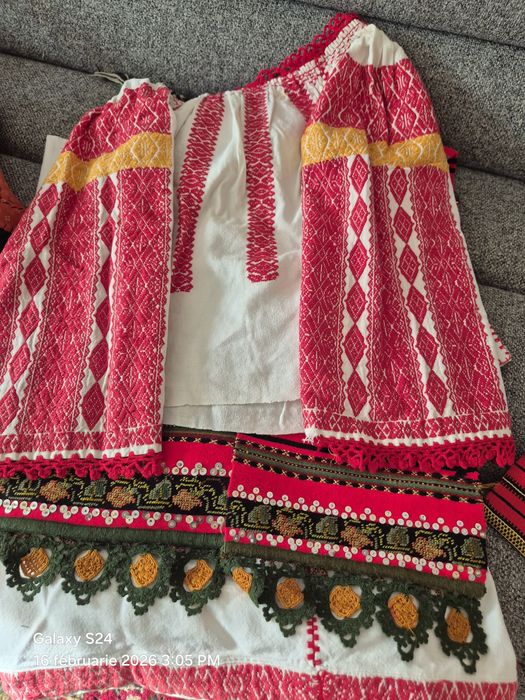 Vand costum traditional   pentru fetite  intre 4 si 10 ani
