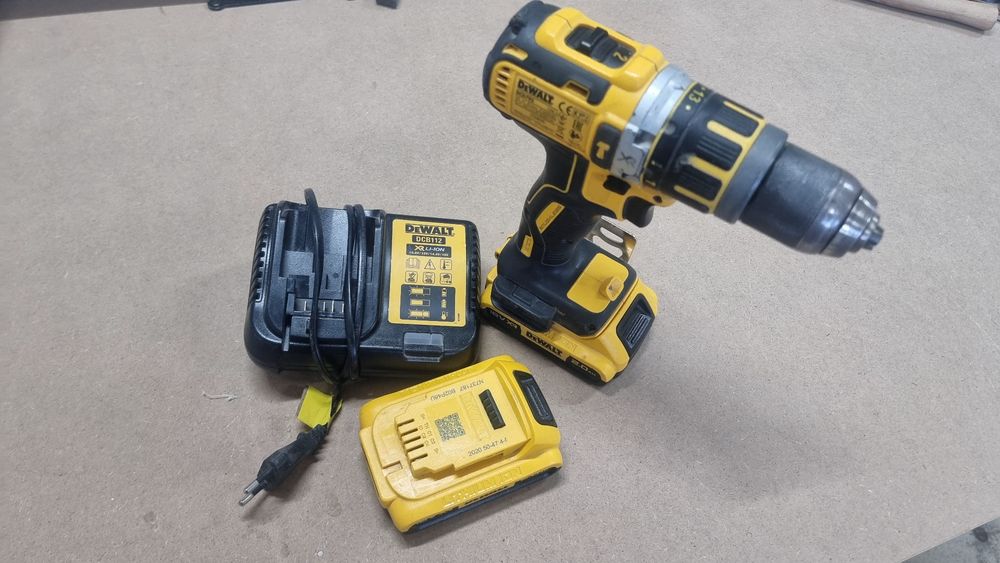 Masina gaurit dewalt +2 baterii + incarcator