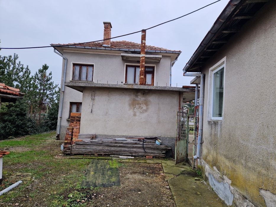 Двуетажна къща в село Средец
