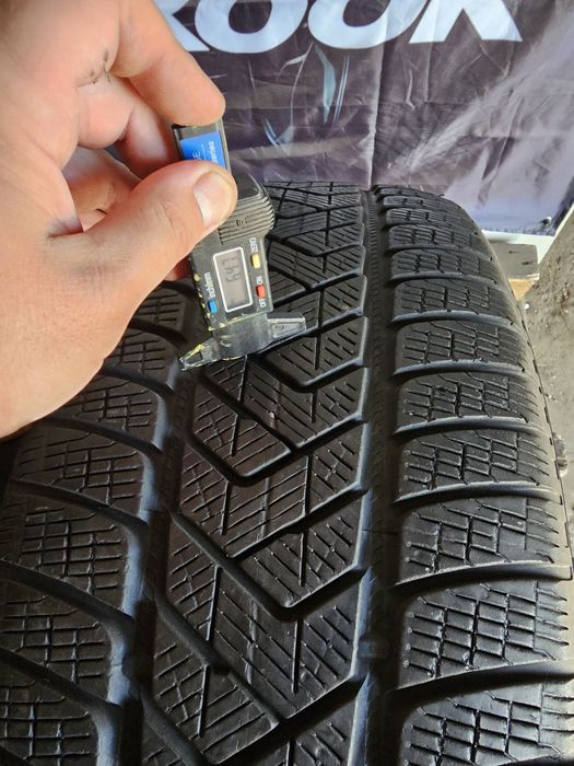 2 anvelope iarna 255 55 19 Pirelli Scorpion  6.5mm