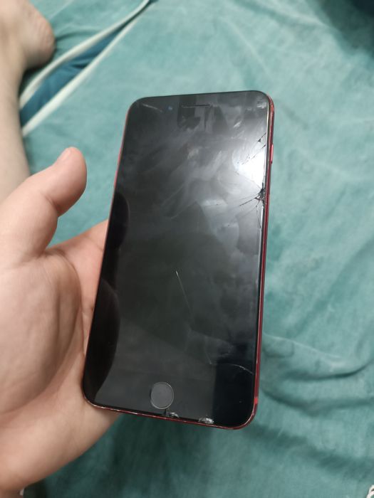 Айфон 8+ красный