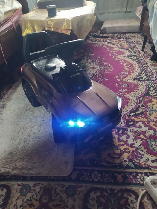 Машина для ребенка почти новая