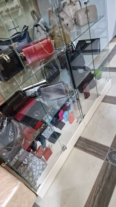 Торговая стеклянная витрина.