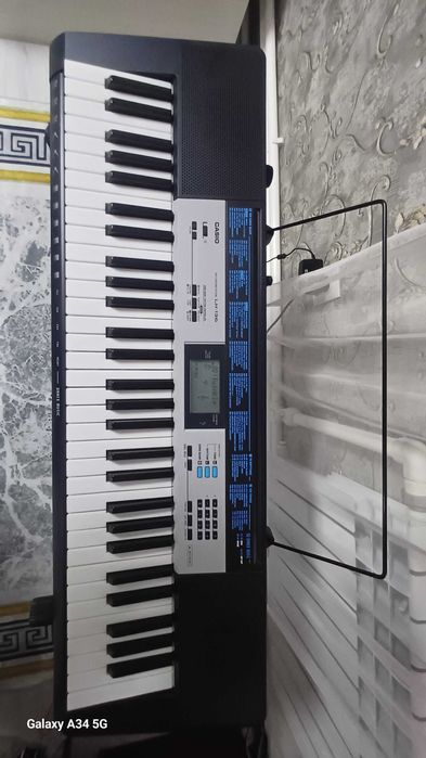 Продам синтезатор Casio LK136