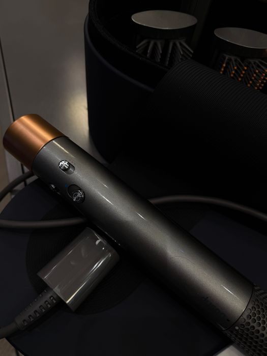 Продам Dyson оригинал , почти новый .
