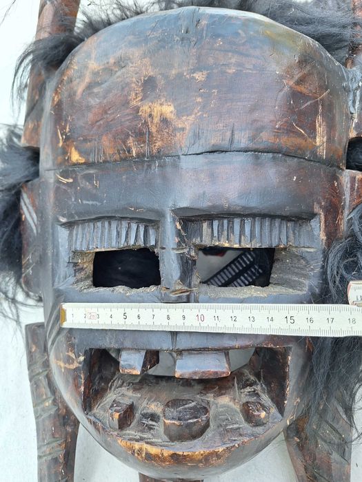 Кукерска маска от дърво и кожа