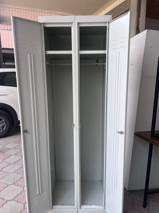 Железный шкаф для раздевалки