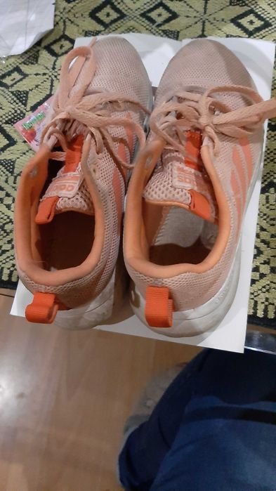 Продавам детски маратонки adidas
