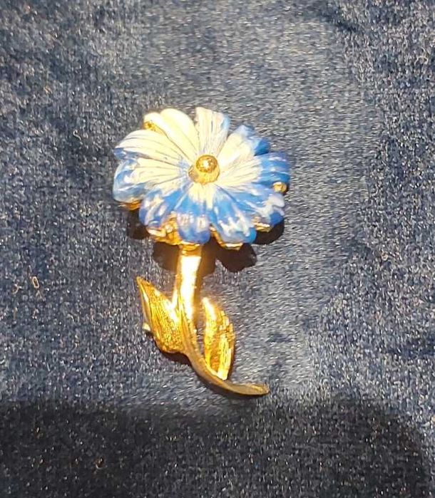 Broșă vintage floare albastru-alb, metal auriu, stil romantic