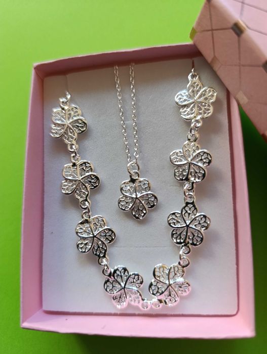 Нов, дамски сребърен комплект- гривна и колие с цветя/ сърца/.В кутия.